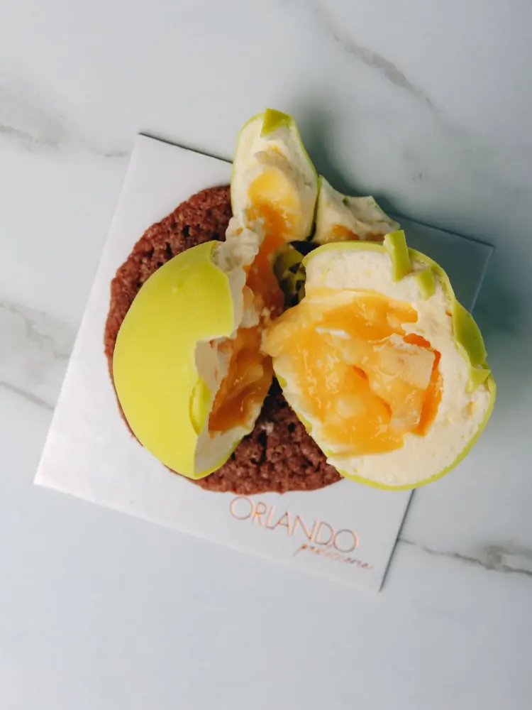 Lo stesso dolce aperto: dentro ci sono crema e frutta