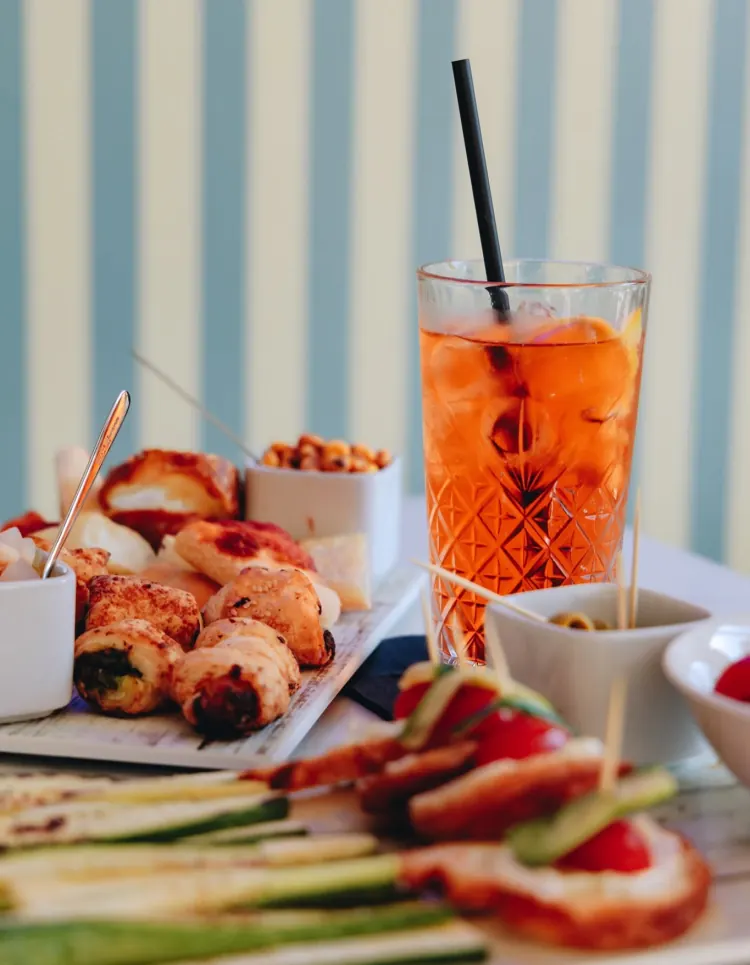 Spritz con stuzzichini salati e sfogliatine