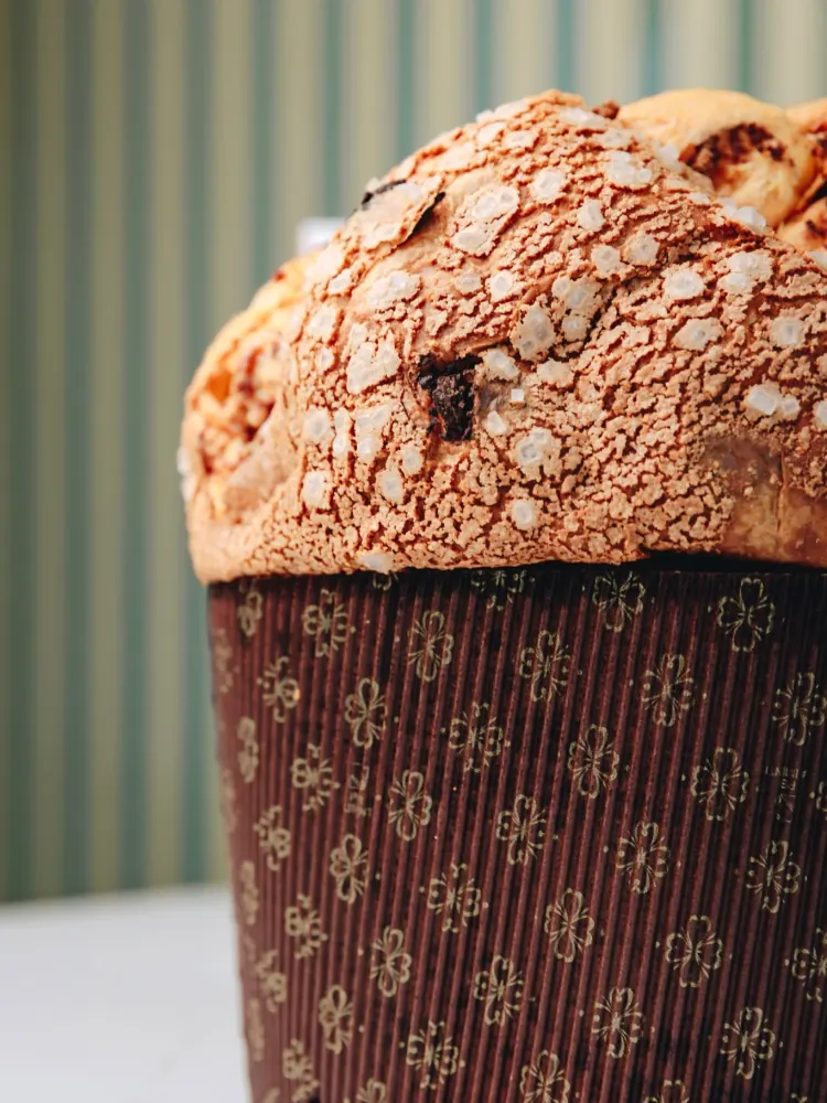 Panettone artigianale con glassa alle mandorle nel suo pirottino
